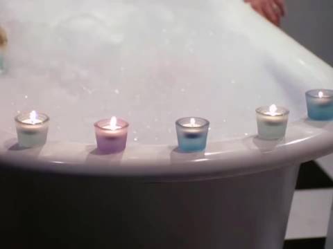 钱德勒泡澡时所有人都闯进浴室，论钱德勒有多尴尬 老友记丨看美剧学英语