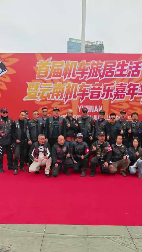 安宁人民广场来了一波机车