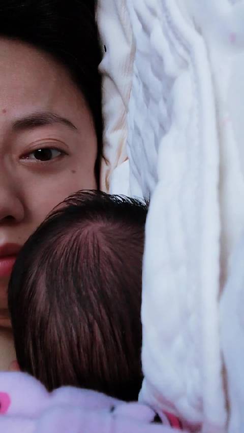 新生儿17天脐带脱落黄疸消退，睡眠依赖妈妈怀抱