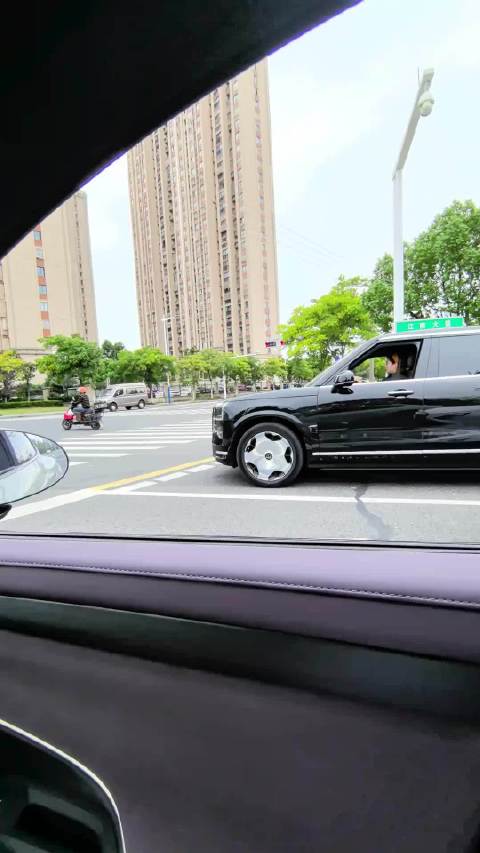 在马路上飙车的行为，不提倡