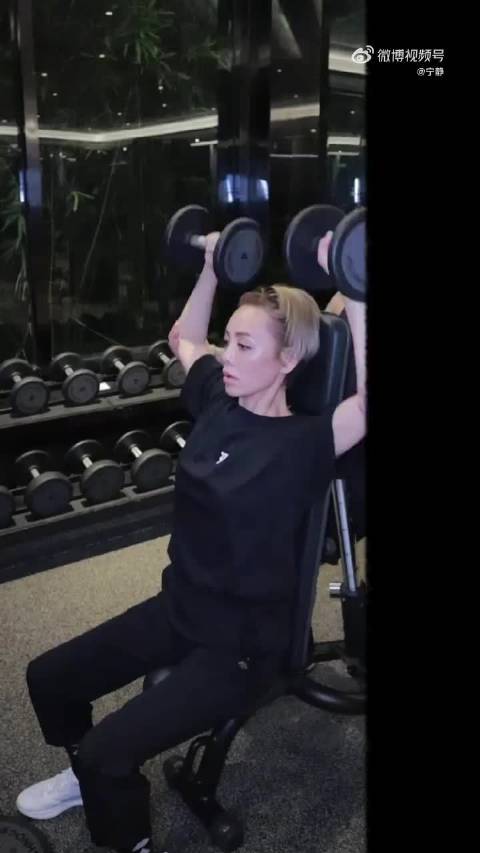 看到这个造型瞬间拉回过往名场面，静姐依旧是那个自带锋芒的魔丸静静