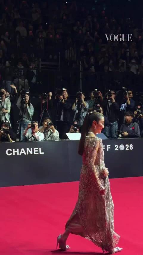 杨紫琼亮相釜山电影节红毯，身穿Dior 2027早春系列利落大气