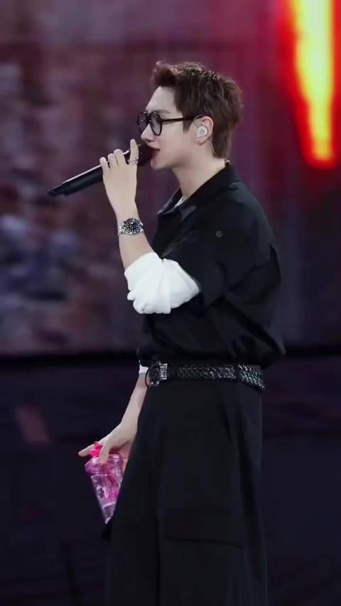 汪苏泷演唱会闪电群像，灯光星海大合唱热血