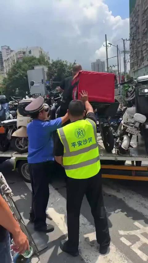 电动车被拖走