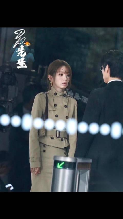 《青风吹又生》路透，魏大勋为田曦薇理头发