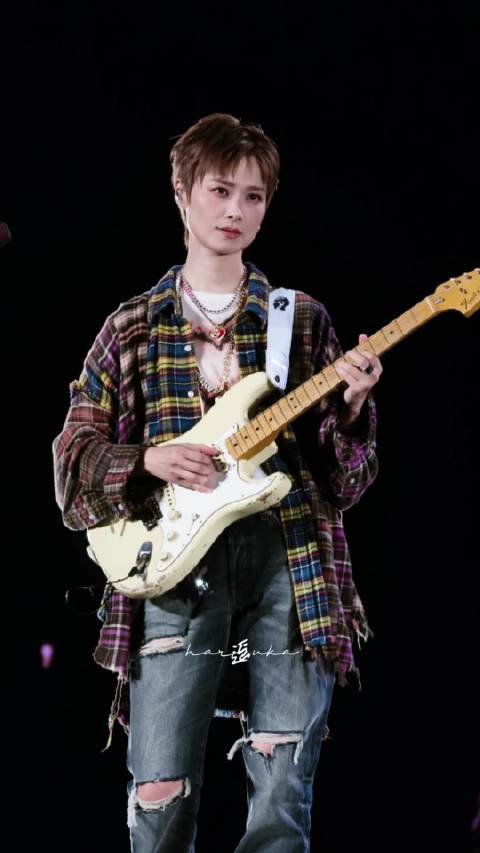 真的吗李宇春这么深情的弹唱1987吗 babe都给我们喊，一喊她就笑一喊她就笑