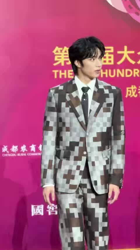 刘耀文唱跳rap全能ace双向温柔，愿粉丝平安喜乐