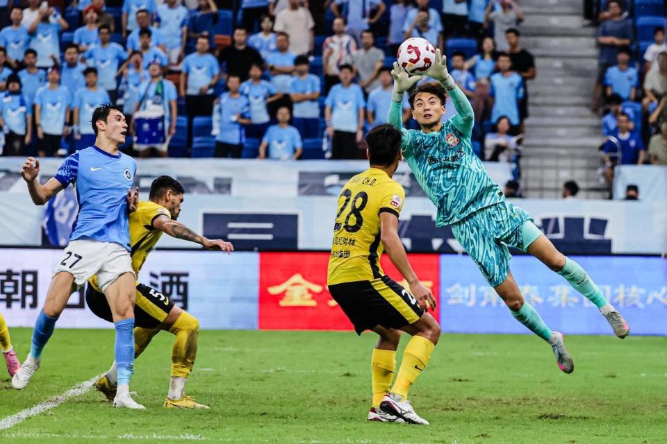 22岁亚运最佳门将李昊遭申花、海港争抢，为何先别急着转会？