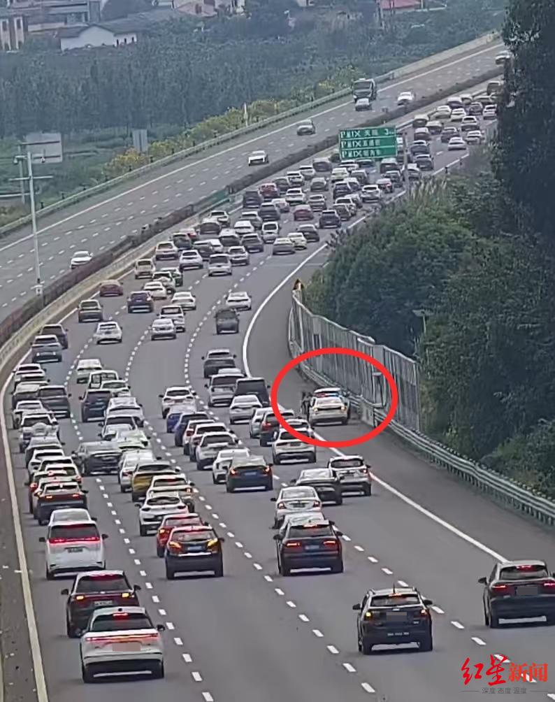 司机高速路急刹致后排3岁男童磕碰座椅流血，辅警开道紧急护送就医 警方提示：返程注意预判路况，减少急刹