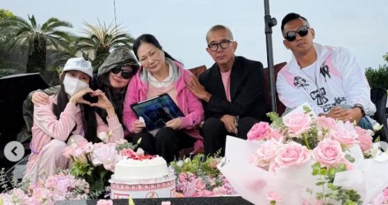 大S冥诞，小S与妈妈、具俊晔在墓碑前拍全家福，强撑的笑容太虐了