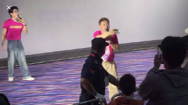 小沈阳沈春阳夫妇路演 不用说话两人站台上都是戏