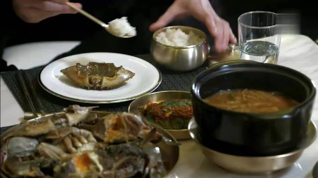 千颂伊吃螃蟹看电视，和都敏俊吐槽演技，太接地气了