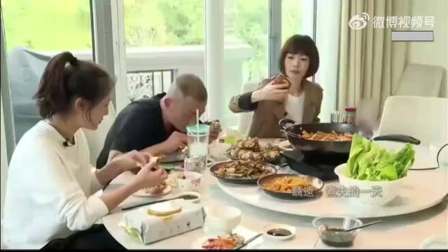 聂远称大闸蟹蘸料是前女友黄奕教的，妻子的反应获赞，太大度了！