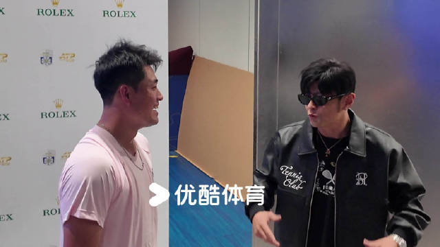 周杰伦球员通道当面祝贺吴易昺开门红