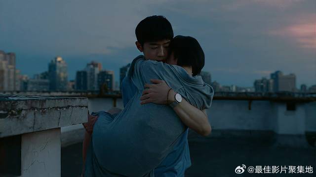 张子枫为弟弟烦心 梁靖康一把抱住安慰，男友力十足！