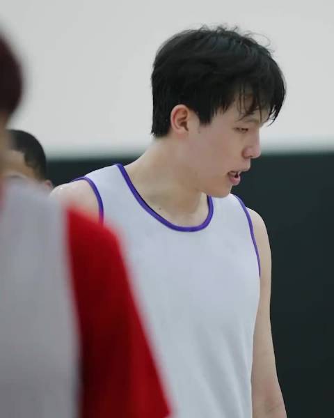 杨瀚森今日训练：单手补扣、单挑克林根、底角抛投、妙传利拉德三分