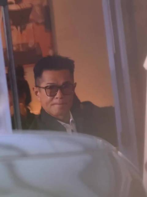 古天乐的脸后面出现了老の的脸，一张好看的脸后面出现一张不好看的脸