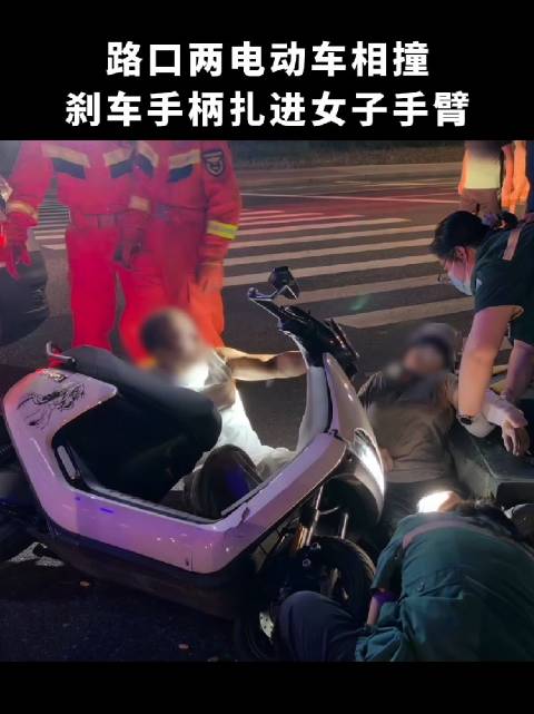 江西一路口电动车相撞一女子被卡