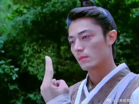 徐长卿和紫萱喝忘情水，一个倒了，一个转身吐了！