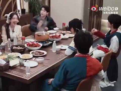张真源反应好快，及时帮忙澄清误会，温柔体贴，综艺感在线