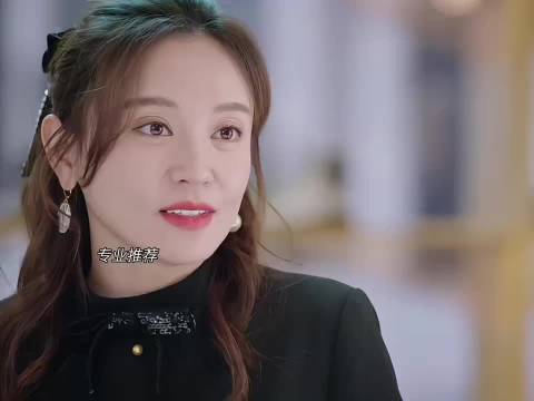 女孩耍大牌看不起柜姐故意刁难柜姐，柜姐为了出气故意当着原配面拆穿女孩