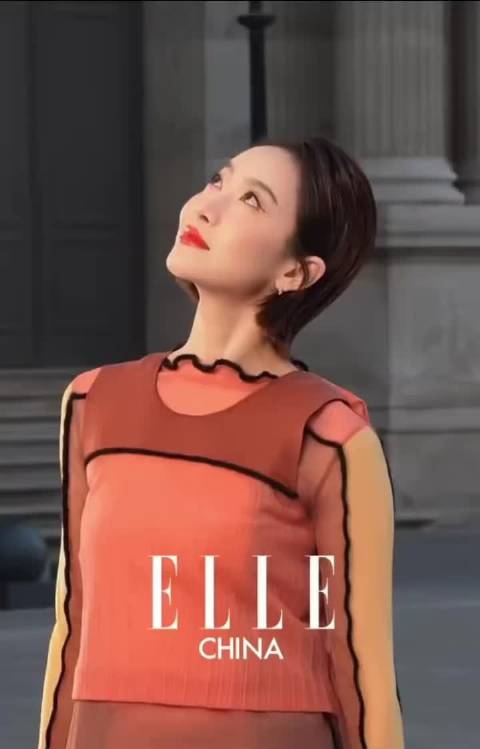 宋茜看秀坐前排与LV高层及安娜合影，国际认可度高