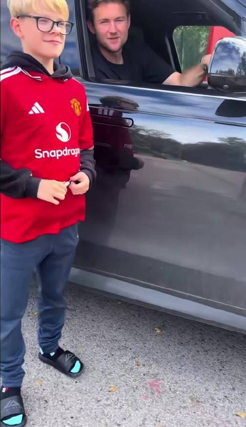 德里赫特停下车给小球迷签名合影！ 可以出场了吗？