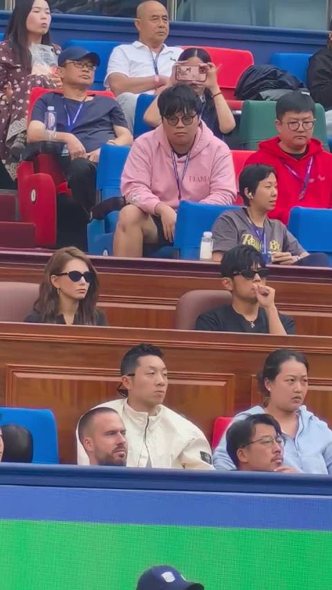 周杰伦和昆凌在上海劳力士大师赛，为张之臻鼓掌加油