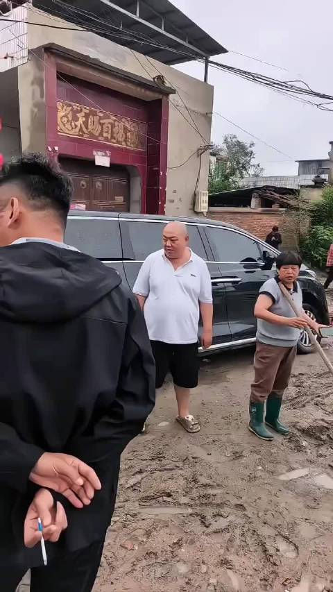 家家户户盖别墅，路都不愿意修一条，开什么越野回来都没用