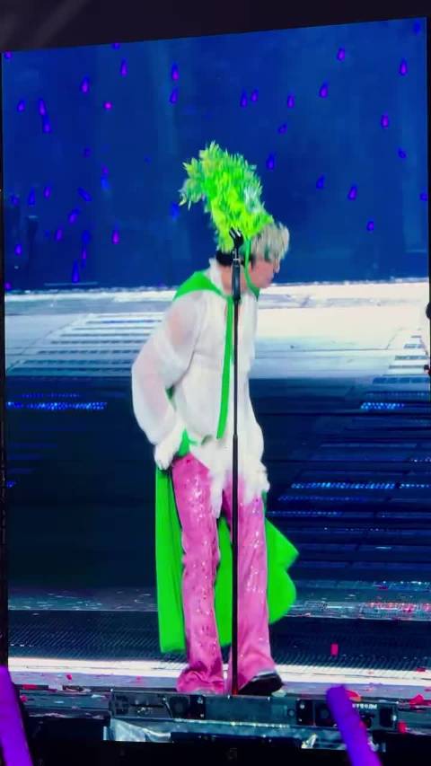 薛之谦戴竹帽绿披风，被熊猫追得满场跑