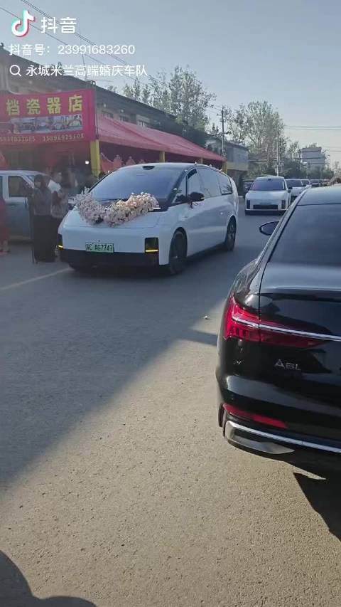 越来越多的新人结婚选择用新势力车企的车型来做婚车了