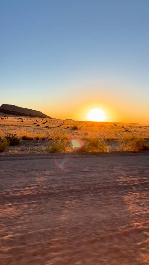 丰田自驾穿越戈壁，索利泰尔露营赏星空