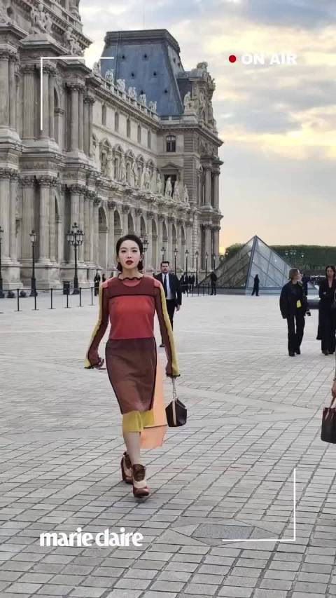 宋茜亮相LV大秀，一入场便引爆现场尖叫，Victoria女王自带强大气场…