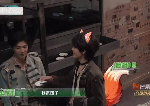 喜欢张真源这种松弛的状态，在密室里自然流露，笑点浑然天成