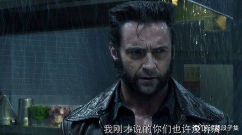 金刚狼话都不说 拿着锅一顿操作把俩人干倒，真厉害！