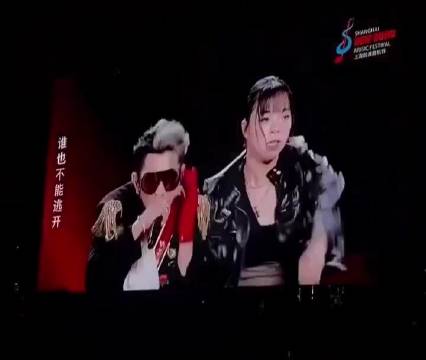 炎亚纶在吐槽汪东城舞台表演的视频下留言:不能只有我看到