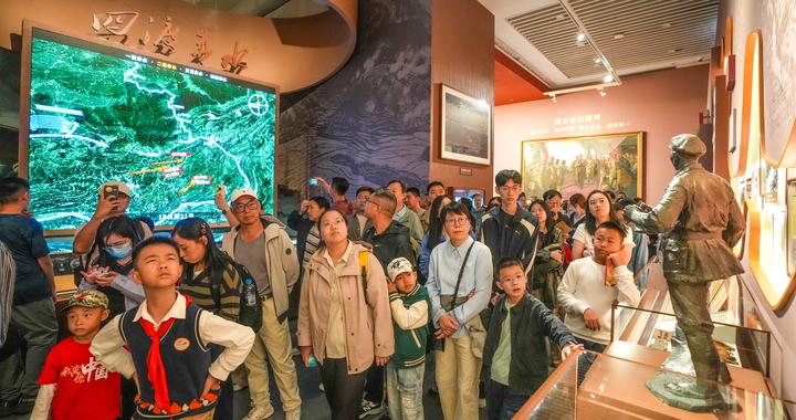 国庆假期21万人次奔赴军博聆听“伟大的远征”，长征故事有了“小小讲述者”