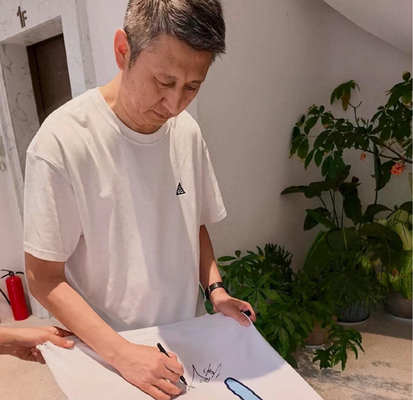 亚运战绩惨淡被群嘲！郭士强现身火锅店放松，状态引发热议