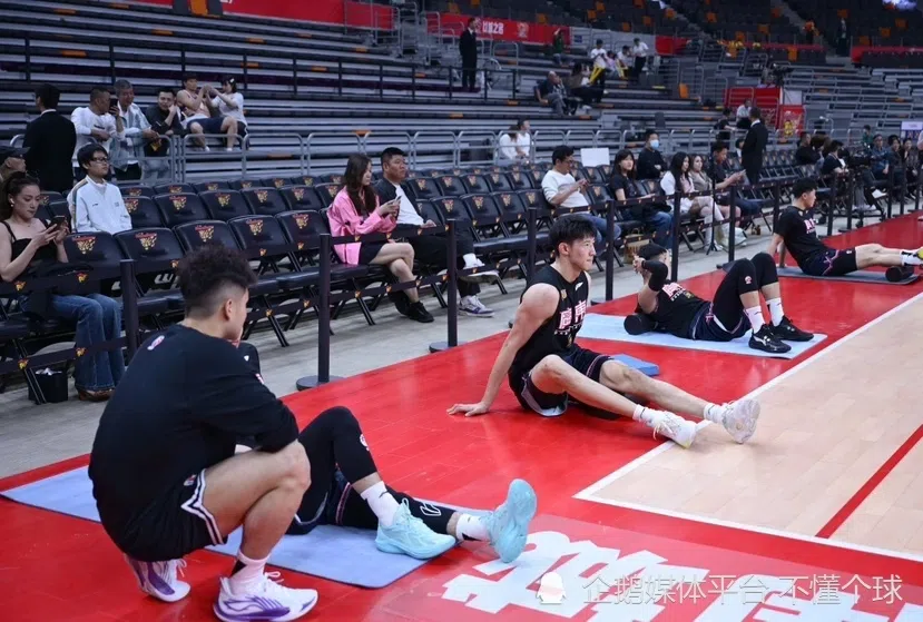 广东训练备战直击：一天三练不喊累，胡明轩崔永熙下训还给球迷签名