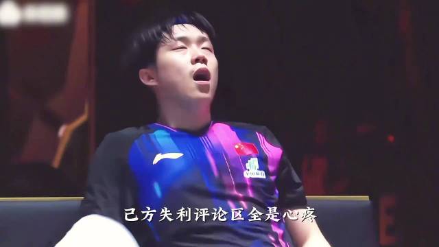 王楚钦赛后双手合十恳求狂热粉丝安静以免影响邻桌比赛