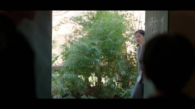 庄向上溜进教室玩吉他，单宝昆欲教被苏小曼制止