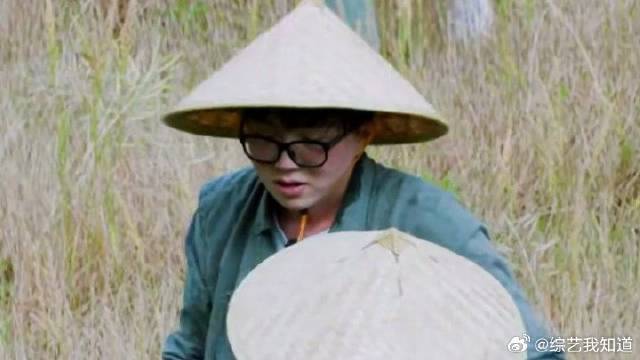 毛不易干活太认真，不小心一脚掉泥坑里，众人担心坏了