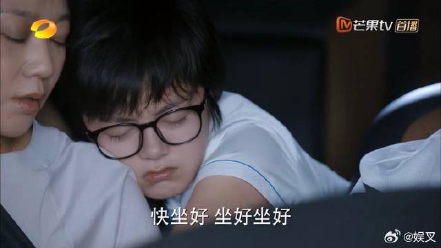 妙妙生病回家，嘴上被妈妈数落，却可以短暂远离校园