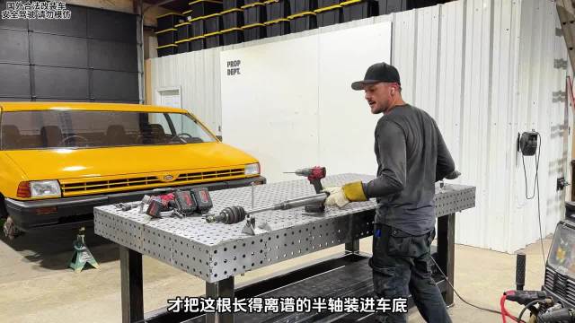 超宽改装车首次上路，引擎盖翻起挡视线