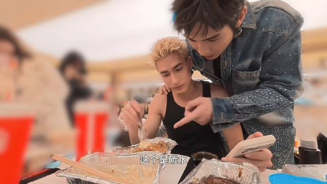 原来@张彬彬Vin 还去蹭了米卡的牛肉吃