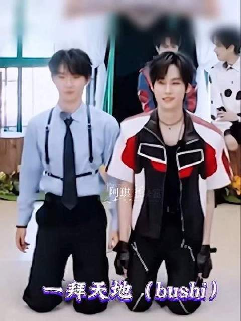 咱这软萌双人组简直是舞台上的欢乐制造机，萌力全开又笑点密集