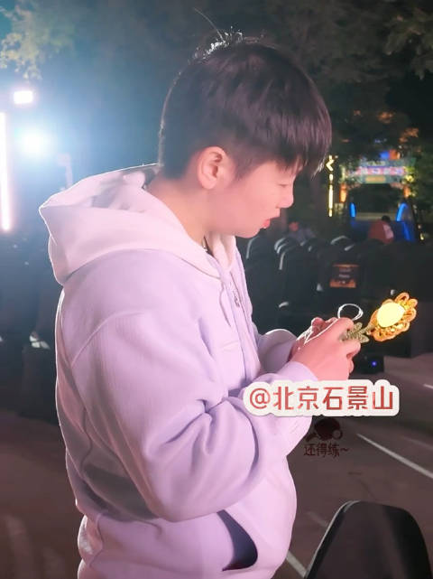 这个萌萌小包在看向日葵乒乓球灯