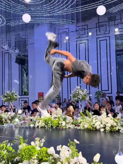 当你的兄弟在婚礼上空翻亮相，不仅有满堂喝彩，更有女嘉宾崇拜的眼光