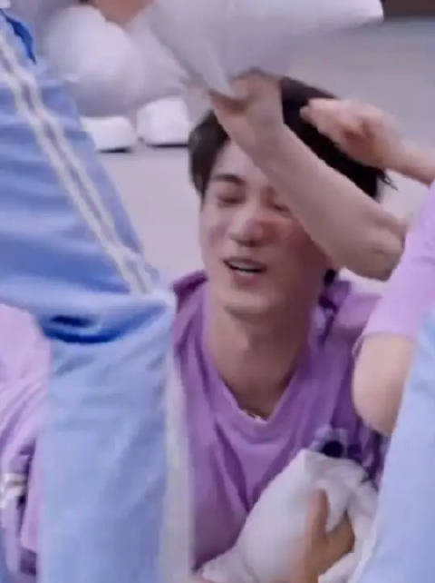 王子奇喊出机票，卢昱晓头巾可爱，灰袜子嗨唱引肘击
