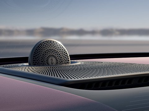仰望U7对比奔驰EQS：纯电旗舰轿车，运动科技与豪华舒适之争